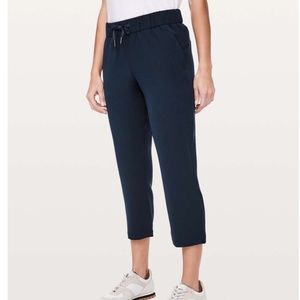 NWT Lululemon On the Fly Woven Crop Pant in Navy - Size 6